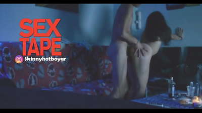 Գեղեցիկ աշակերտուհին իր ընկերոջ հետ